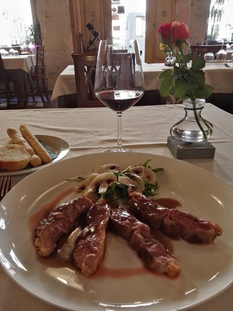 piatto con carne e funghi