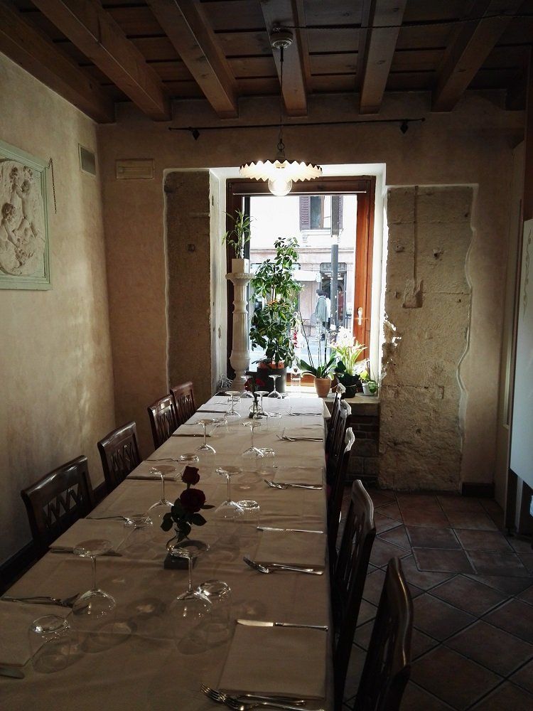grande tavola apparecchiata
