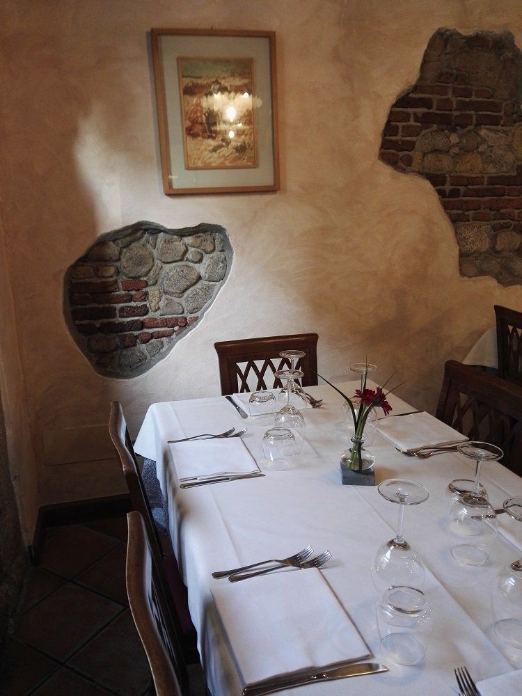 tavola con sedie nel locale