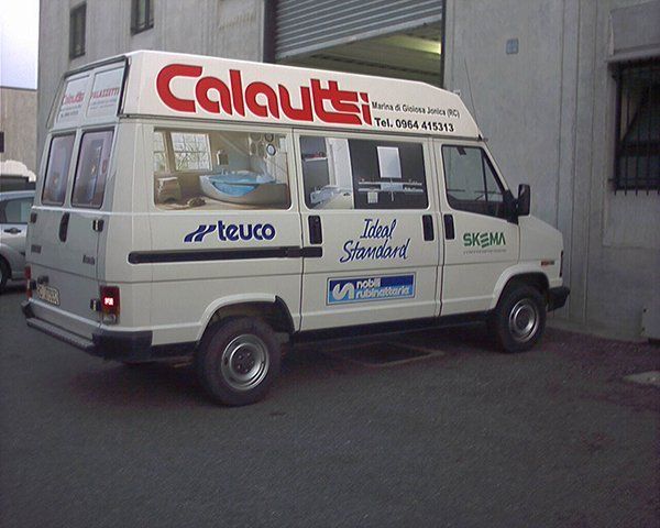 Auto con logo azienda