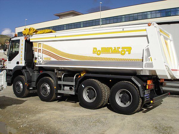 Camion con decorazioen gialla