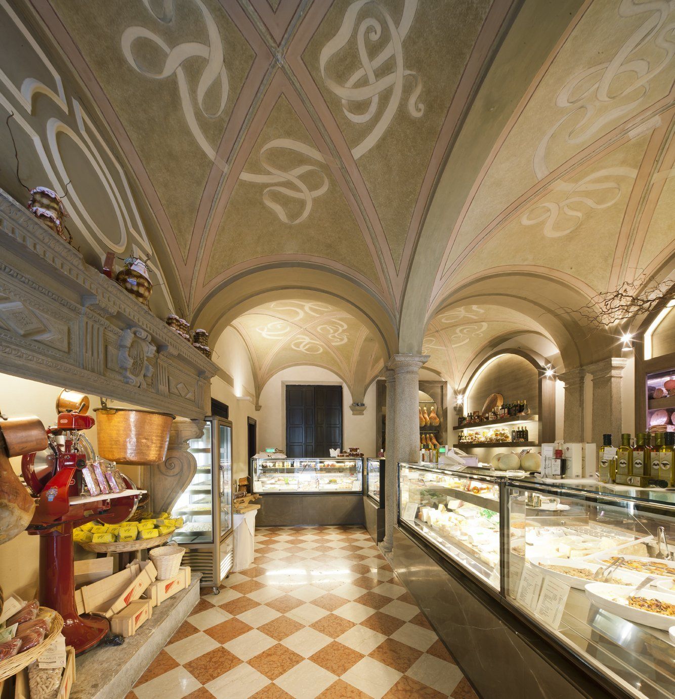 Una panetteria con il pavimento a scacchi e un soffitto con sopra la lettera r