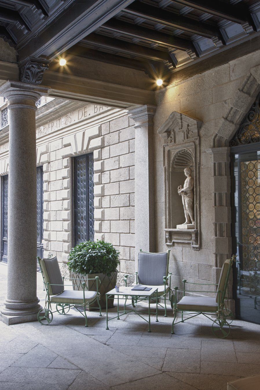 Una stanza con una statua di un uomo sul muro