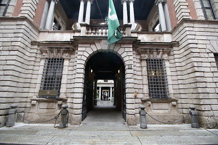 Una bandiera verde sventola davanti a un edificio di mattoni
