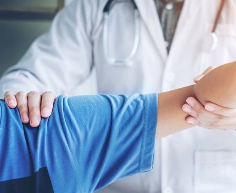 Doctor Consulting With Patient Shoulder Problems — Opelika, AL — Meals Chiropractic Clinic Doctor Consulting With Patient Shoulder Problems — Opelika, AL — Meals Chiropractic Clinic