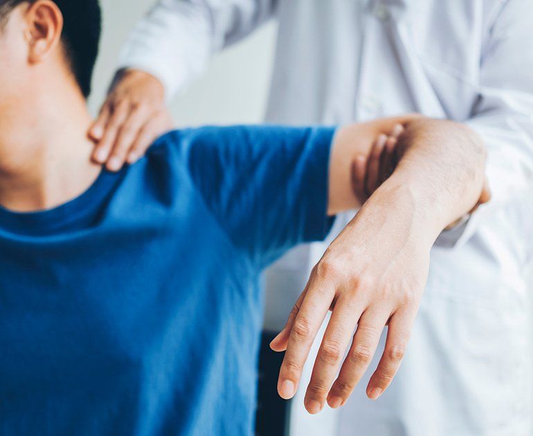 Physical Doctor Consulting With Patient — Opelika, AL — Meals Chiropractic Clinic Physical Doctor Consulting With Patient — Opelika, AL — Meals Chiropractic Clinic
