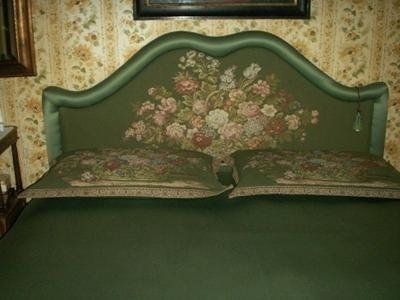 letto con spalliera decorata