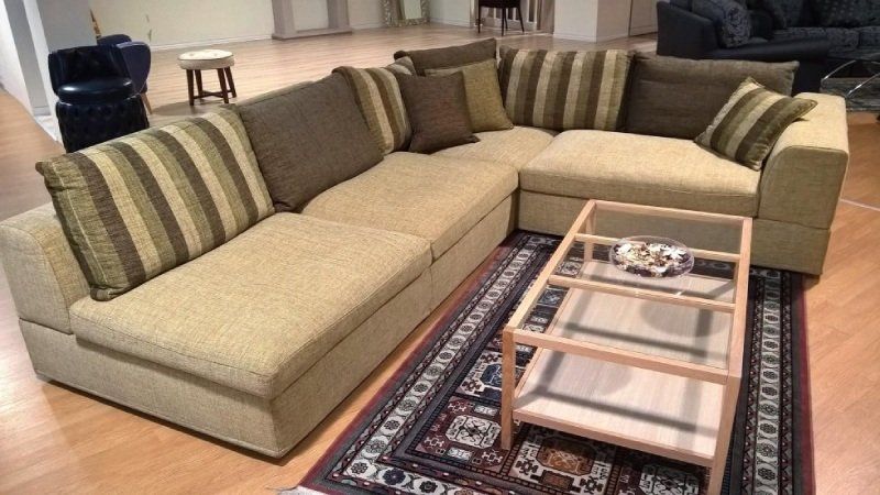 divano ad anglo con rivestimento beige