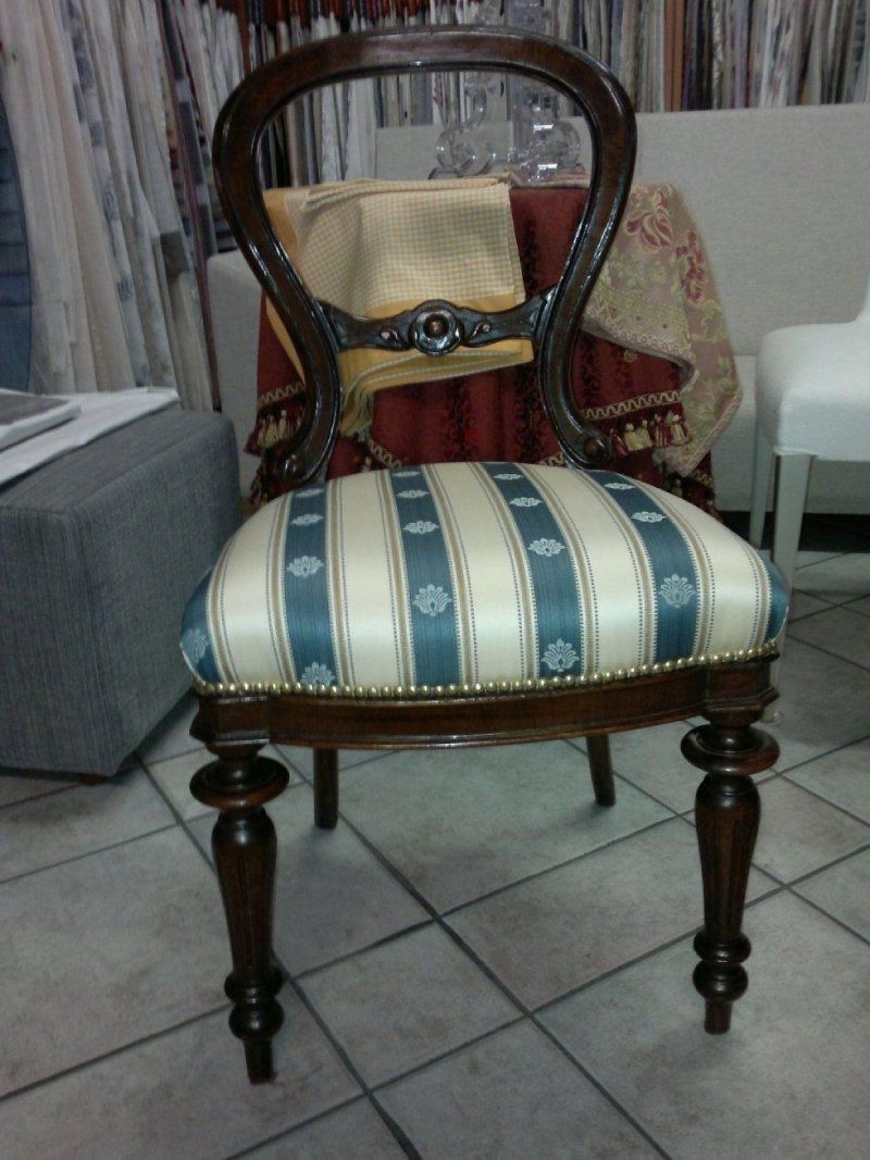 sedia in legno con seduta in tessuto