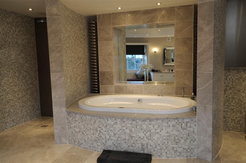 Bath in raised nook