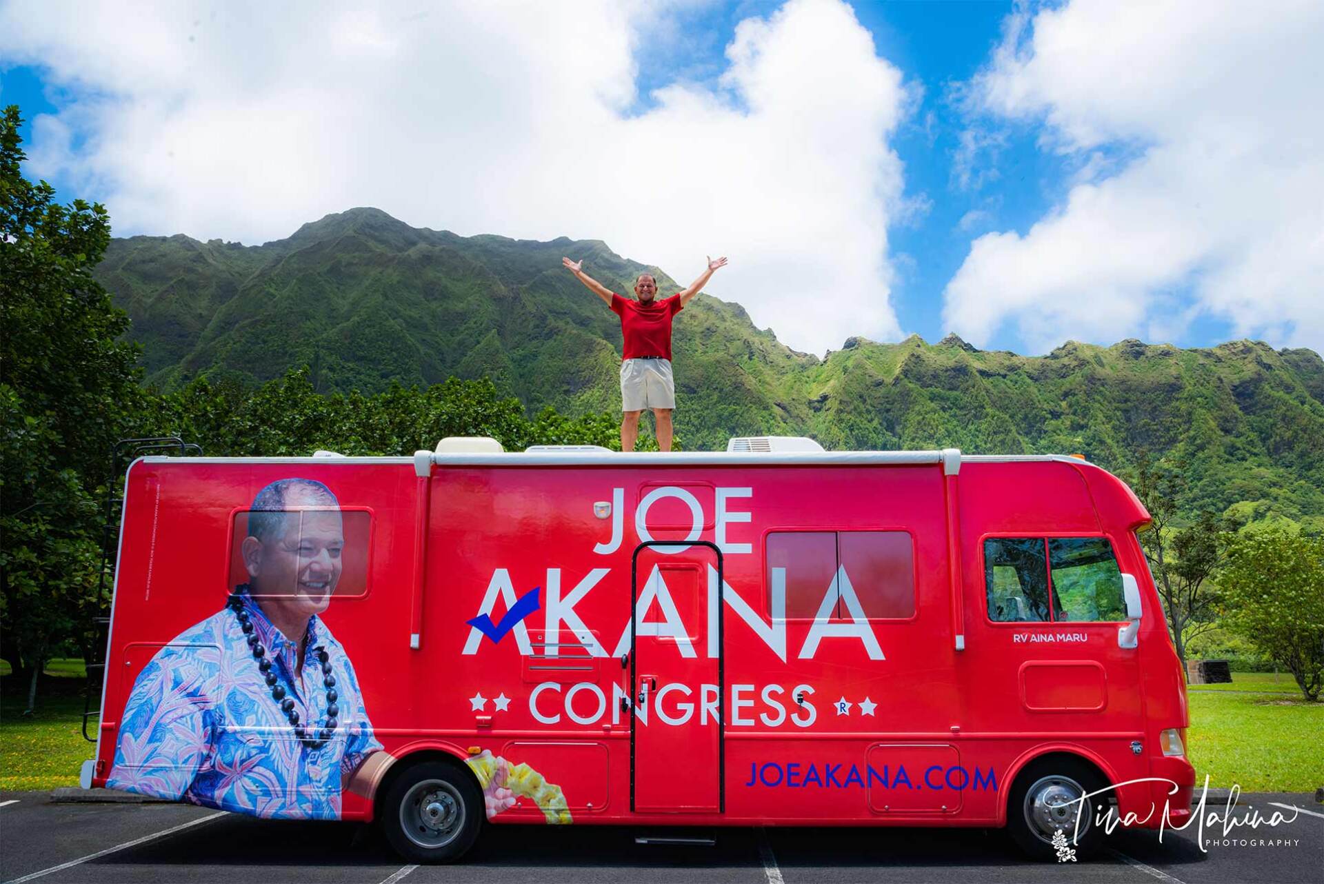 Joe Akana & Clifford da Big Red Bus