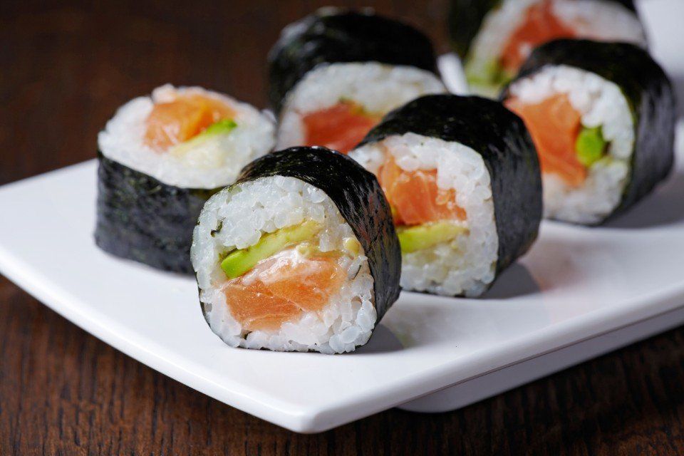 Roll con salmone e avocato con alga