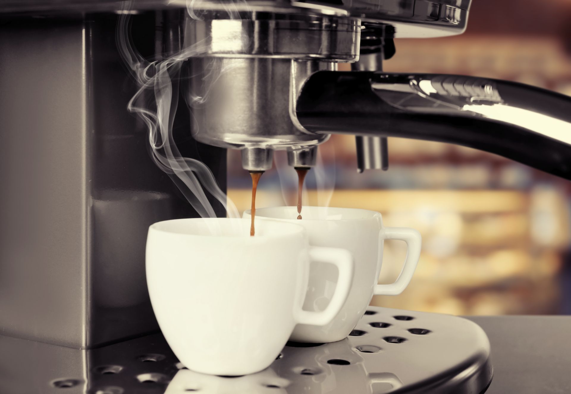 preparazione di due espressi con macchina da caffè per cialde