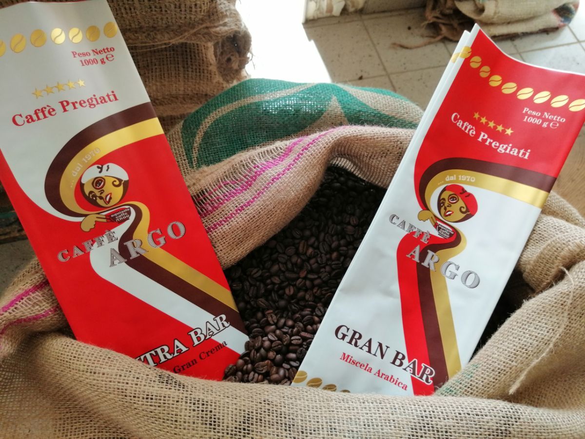 sacco di caffè in grani con confezioni di caffè realizzato con miscele arabiche