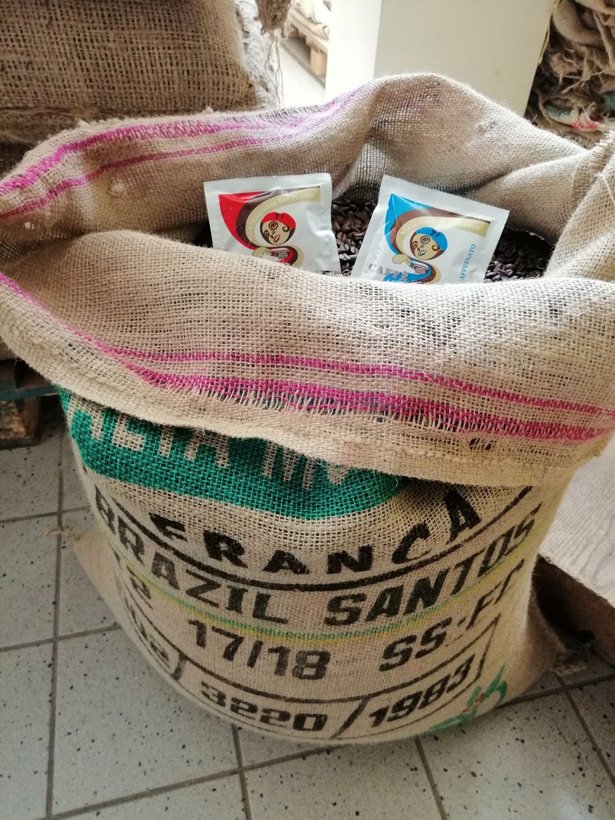 sacco di canapa con caffè di prima qualità
