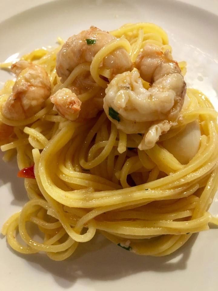un piatto di spaghetti con gamberi