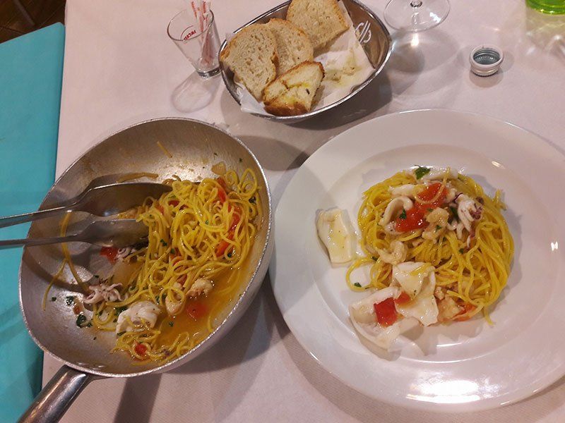 un piatto di spaghetti al pesce