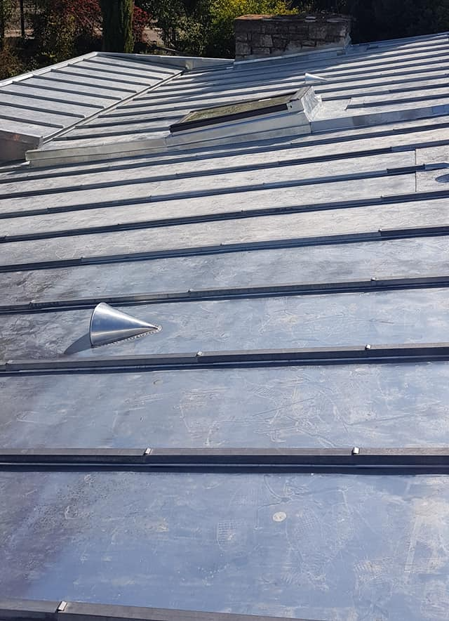 notre zingueur couvreur du havre a réalisé cette toiture en zinc gros plan sur la pose de couverture en zinc de notre zingueur au Havre
