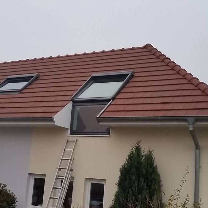 pose de vélux au Havre, sur une toiture en tuiles pose de vélux au Havre, sur une toiture en tuiles