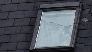 fenêtre de toit cassée créant une fuite de toiture, à réparer par un couvreur d'urgence au havre vélux cassé créant une fuite de toiture, à réparer par un couvreur d'urgence au havre