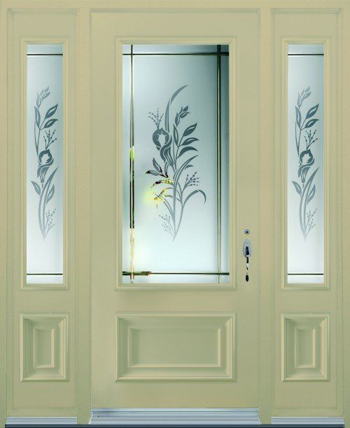 Porte d'entrée couleur crème avec panneaux de verre dépoli et motifs floraux gravés.