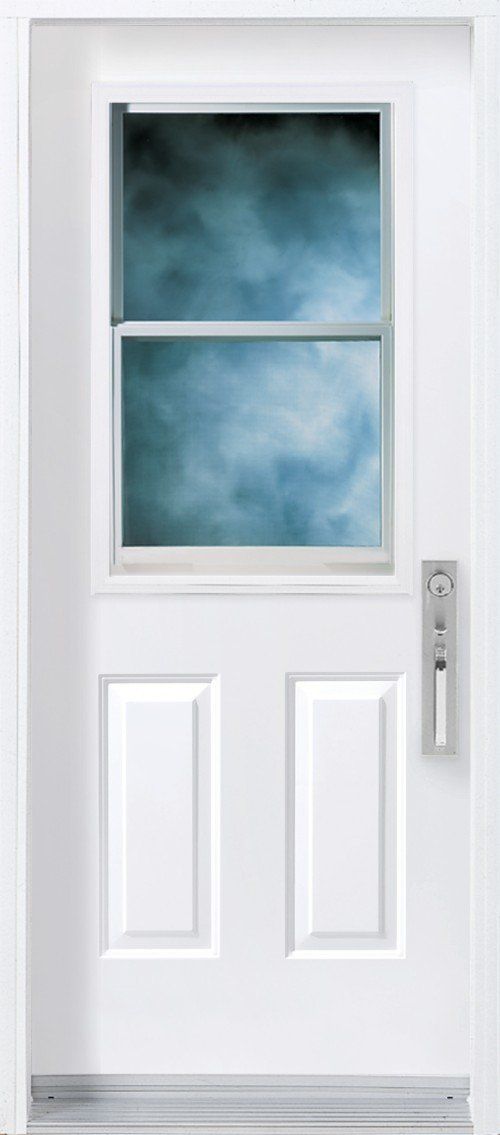 Porte blanche avec fenêtre, poignée argentée et deux panneaux rectangulaires. Vue bleue et grise à travers la fenêtre.