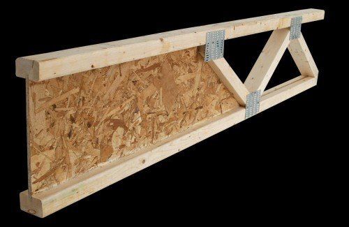 Charpente de toit en bois avec âme en OSB et plaques de connexion métalliques.