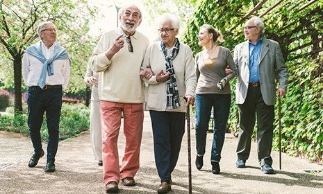 Un gruppo di anziani che passeggia