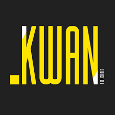 O logotipo da kwan é amarelo e branco em um fundo preto.