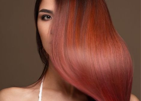 Bella ragazza dai capelli rosa