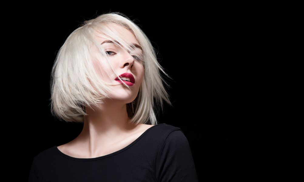 Donna alla moda con rossetto rosso