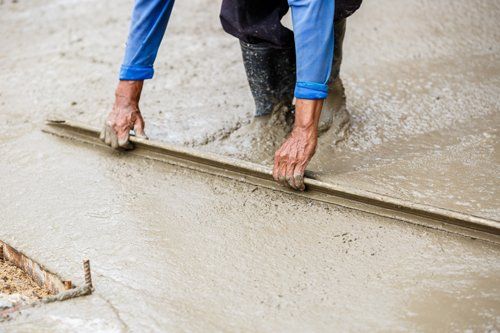 artigiano che ristruttura pavimento esterno