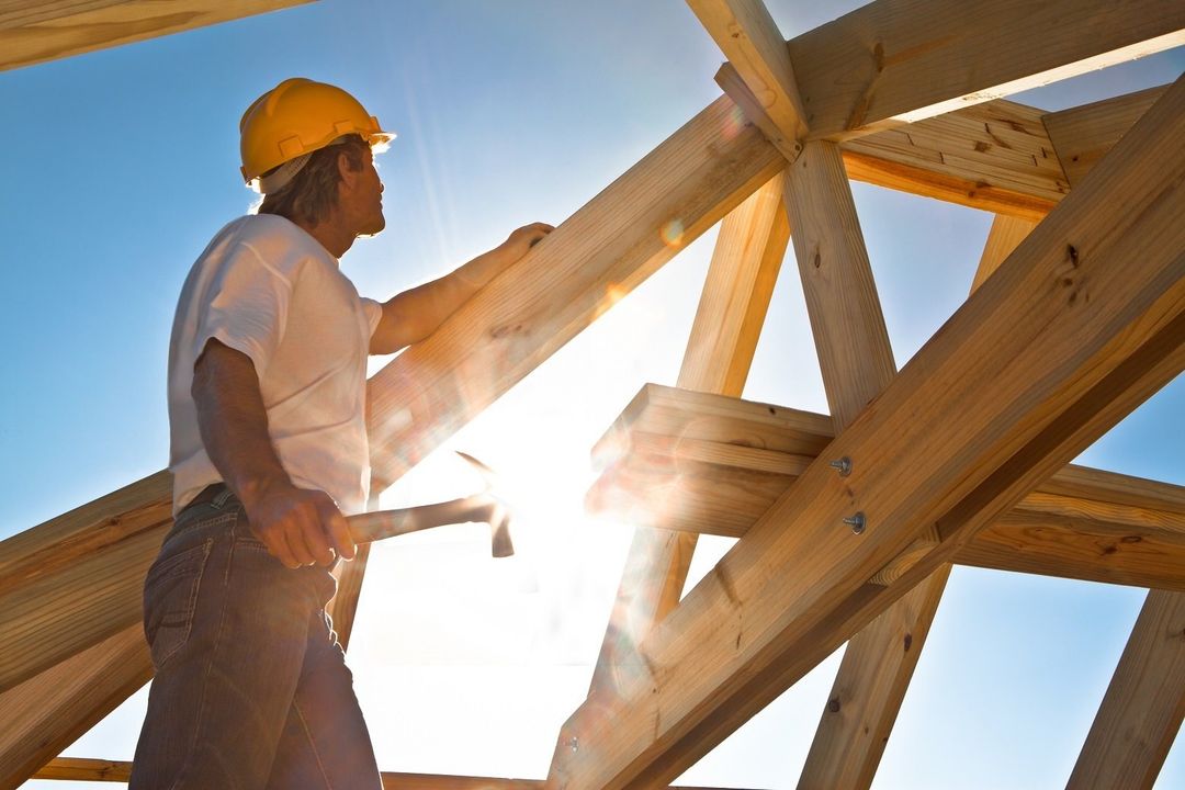 Operaio e struttura in legno