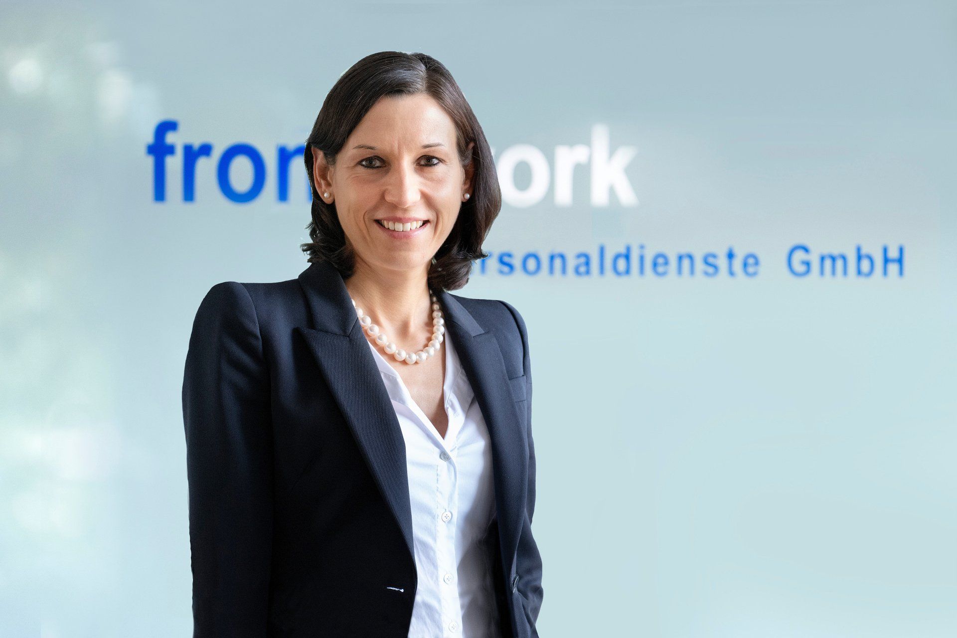 Eine Frau steht vor einem Schild mit der Aufschrift „Von der Arbeit“
