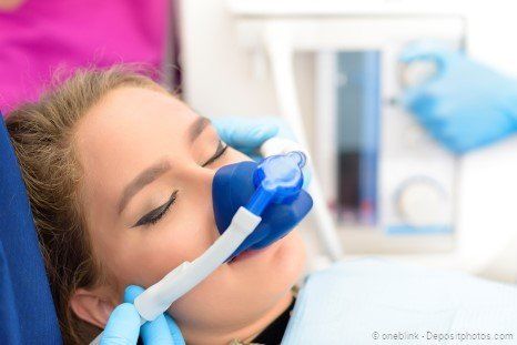 Angstfreie Zahnbehandlung mit Lachgas-Sedierung Angstfreie Zahnbehandlung mit Lachgas-Sedierung