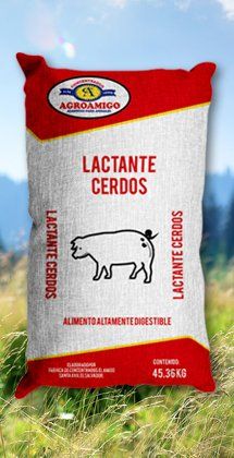Bolsa roja y blanca de pienso para cerdos con la etiqueta “Lactante Cerdos” y el icono de un cerdo, colocada al aire libre.