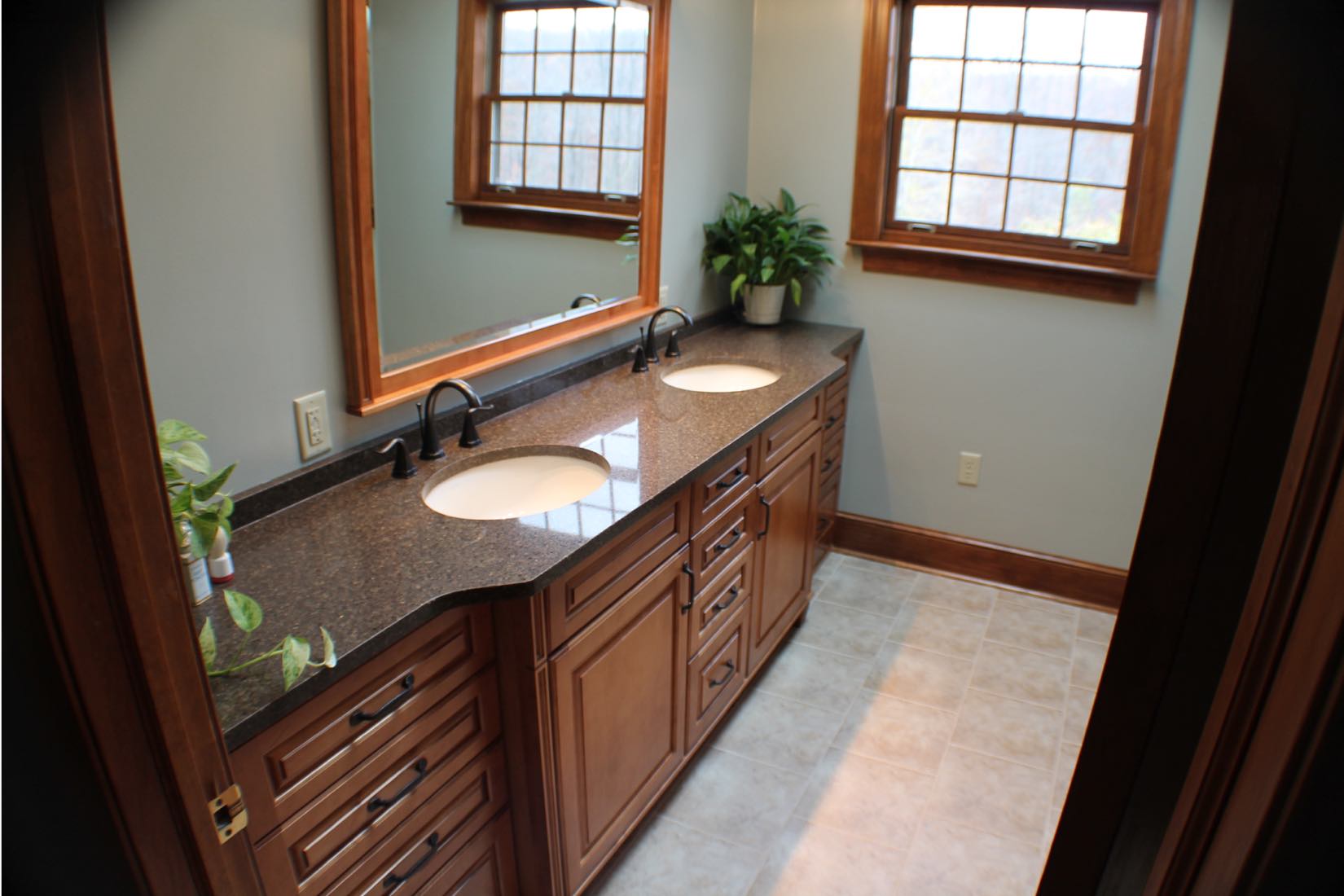 This classy and sophisticated quartz sink top is a great touch