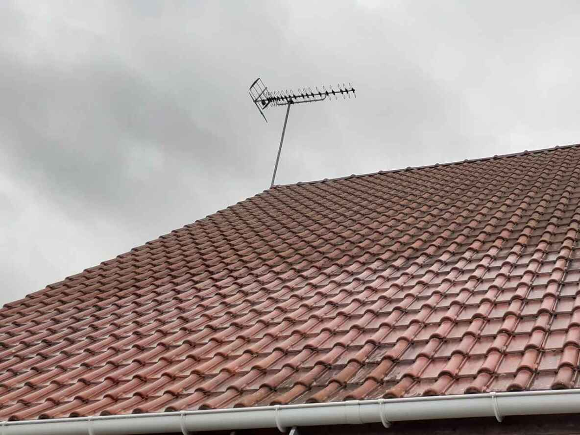 nettoyage de toiture en tuiles près de Paris avant après nettoyage de toiture en tuiles près de Paris avant après