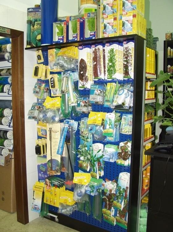 scaffale con prodotti accessori per acquari