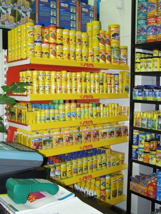 scaffale con mangimi per pesci a marchio SECA