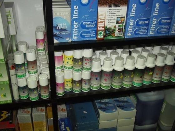 scaffale con prodotti per il filtraggio dell`acqua a marchio FILTERLINE