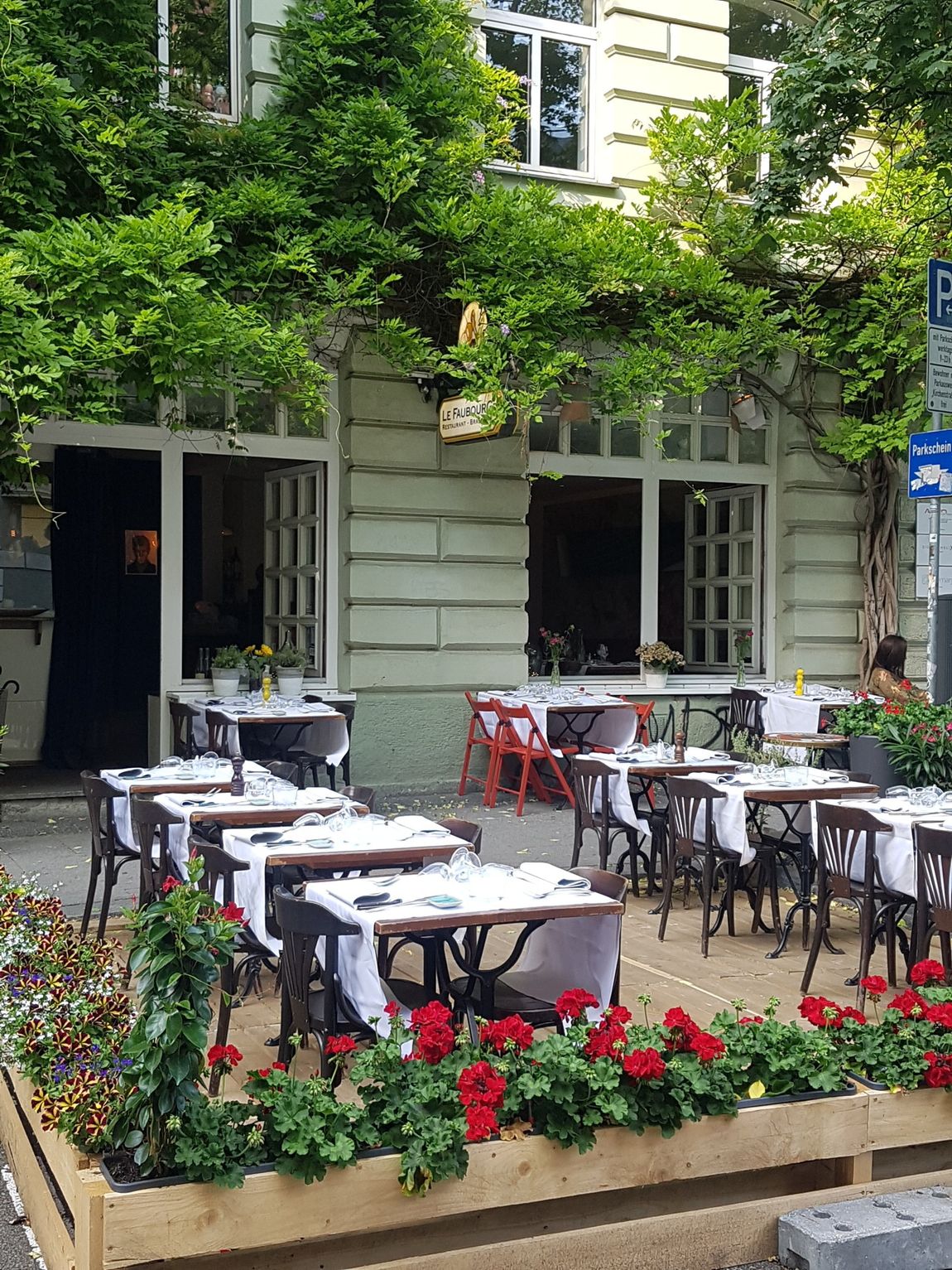 Ein Restaurant mit Tischen und Stühlen davor