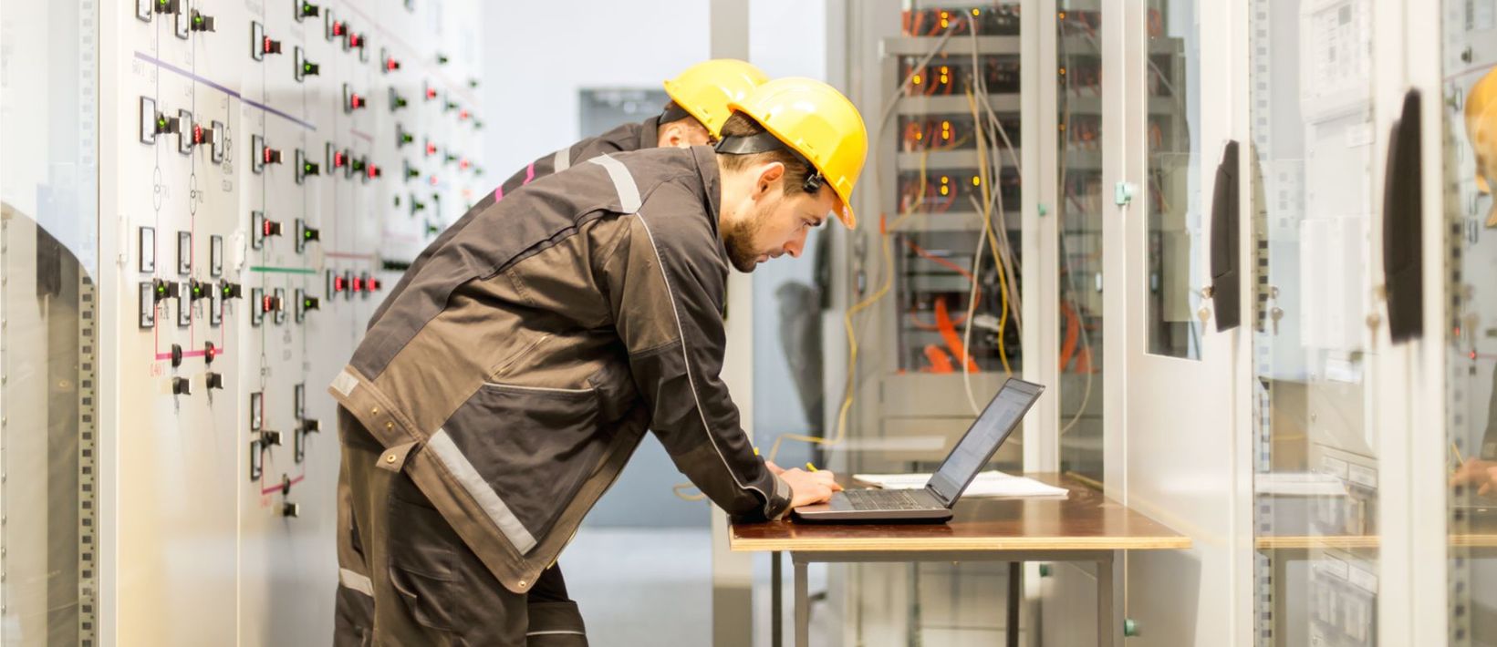 tecnici durante la verifica di un impianto elettrico