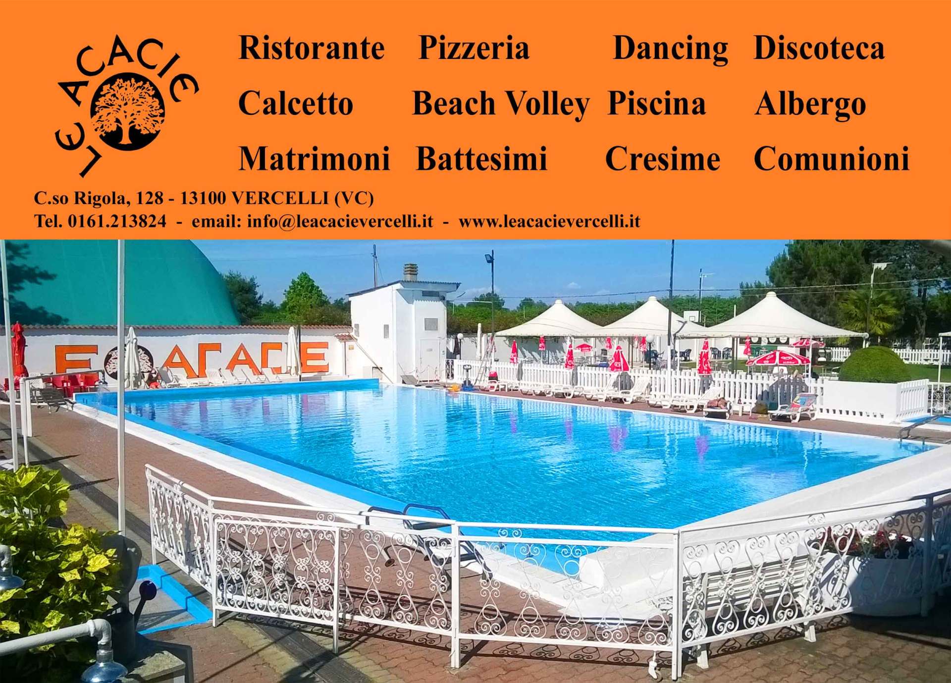 Piscina all'aperto in un resort con striscione arancione che pubblicizza ristorante, pizzeria ed eventi.