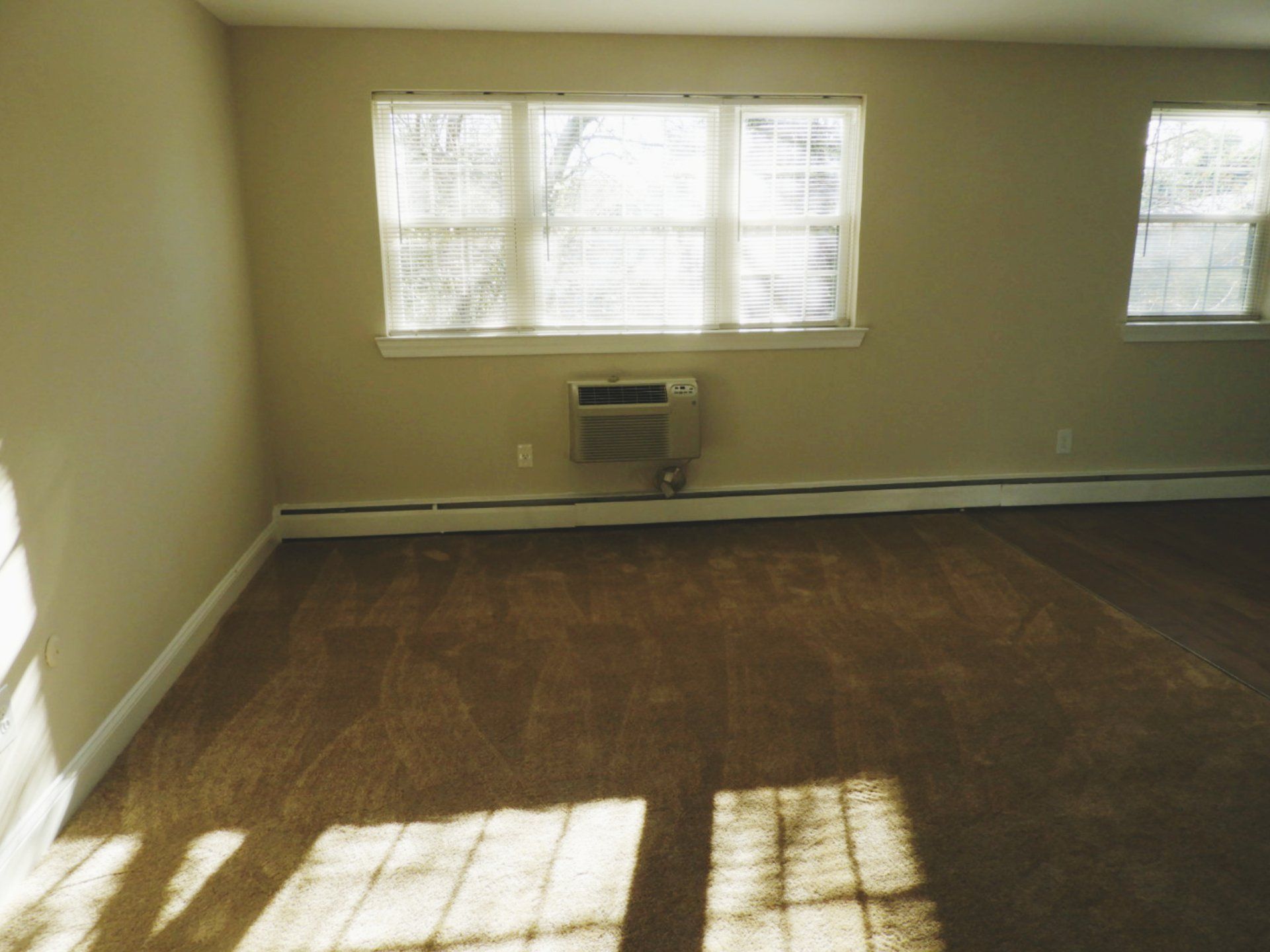 THE RESIDENCES AT WHITE HALL - living room