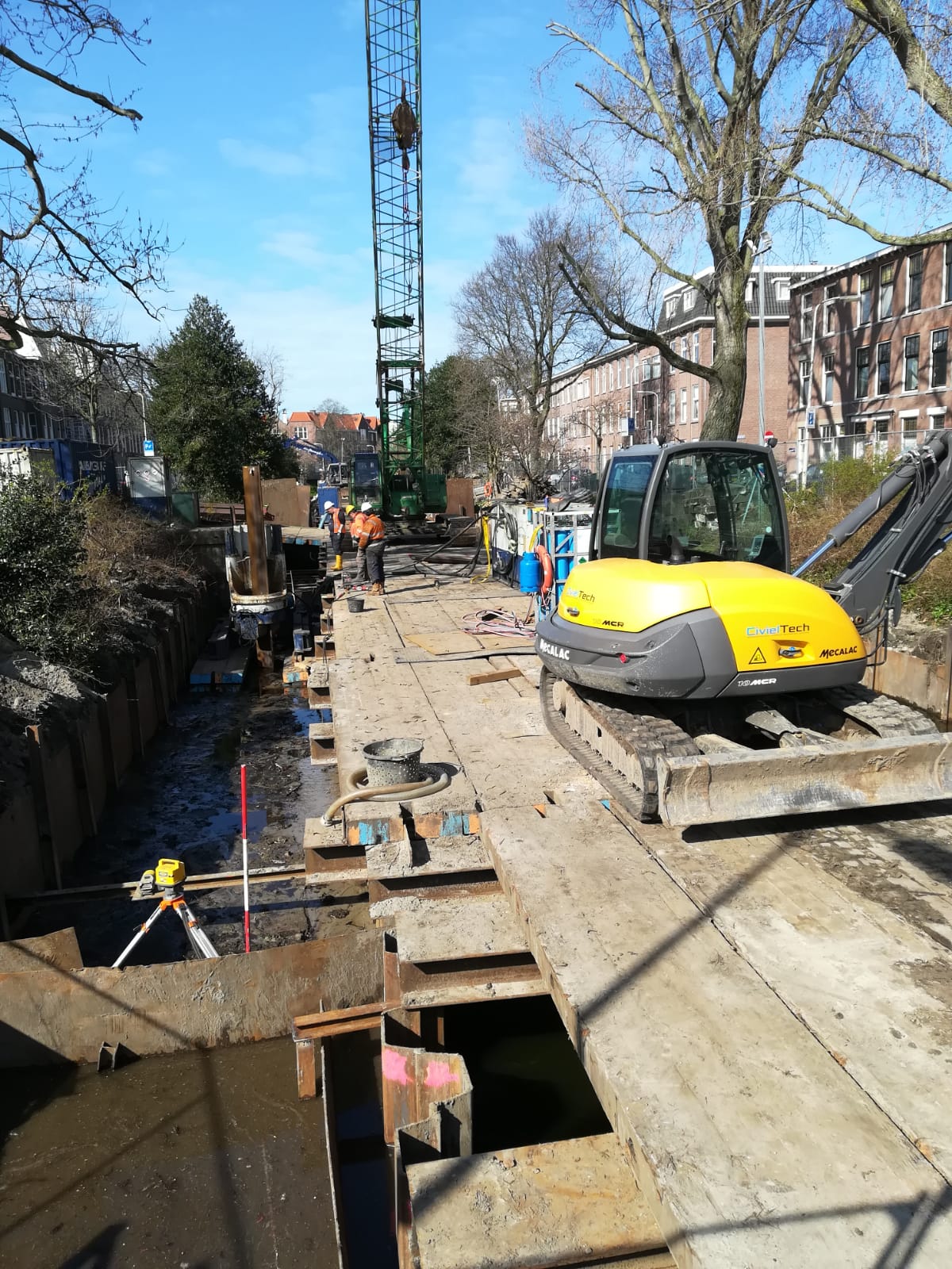 Eerste definitieve stalen damwanden voor bouw kademuur worden aangebracht