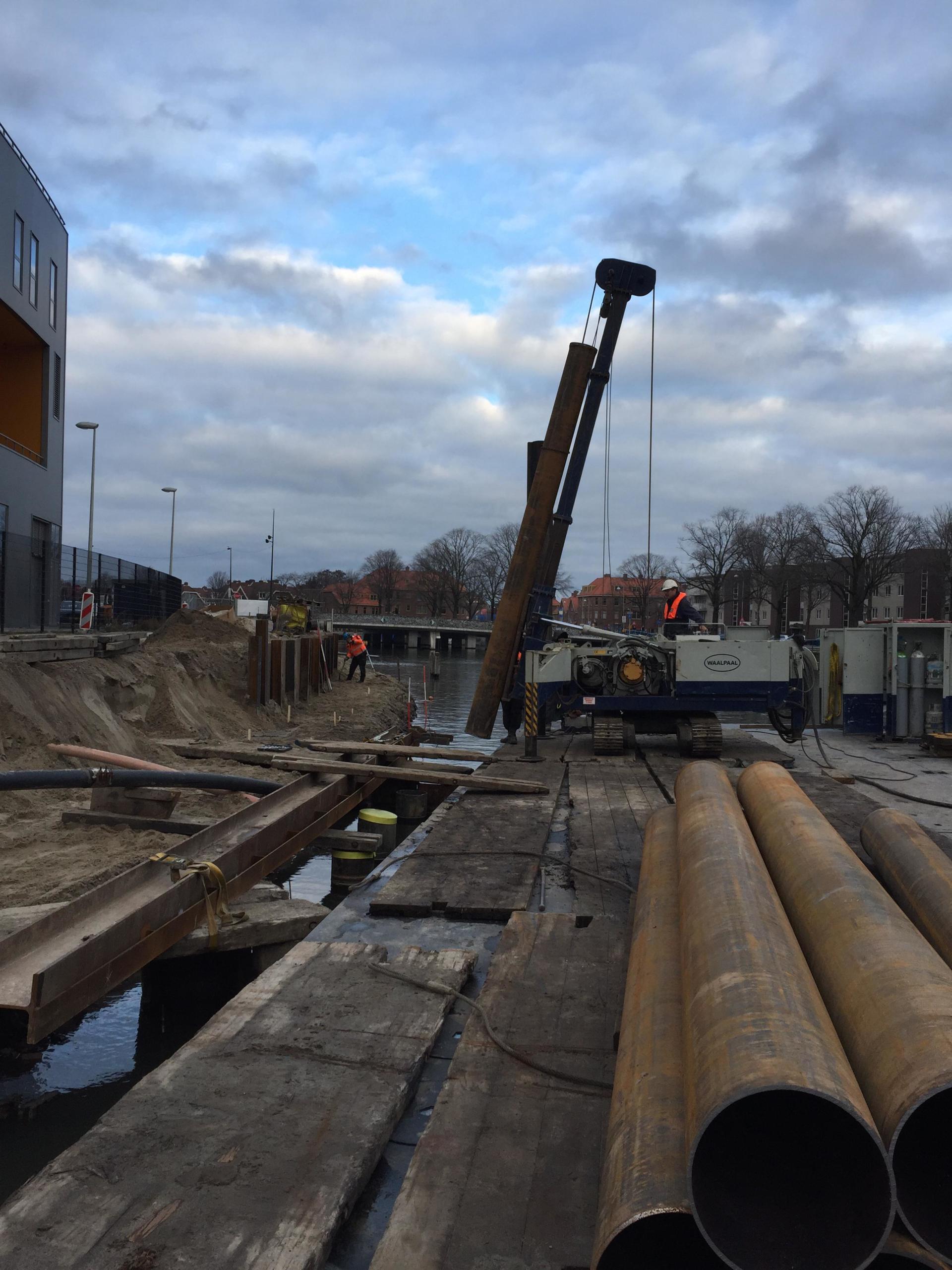 Aanbrengen stalen buispalen voor nieuwe kade en steiger Badhuiskade Amsterdam