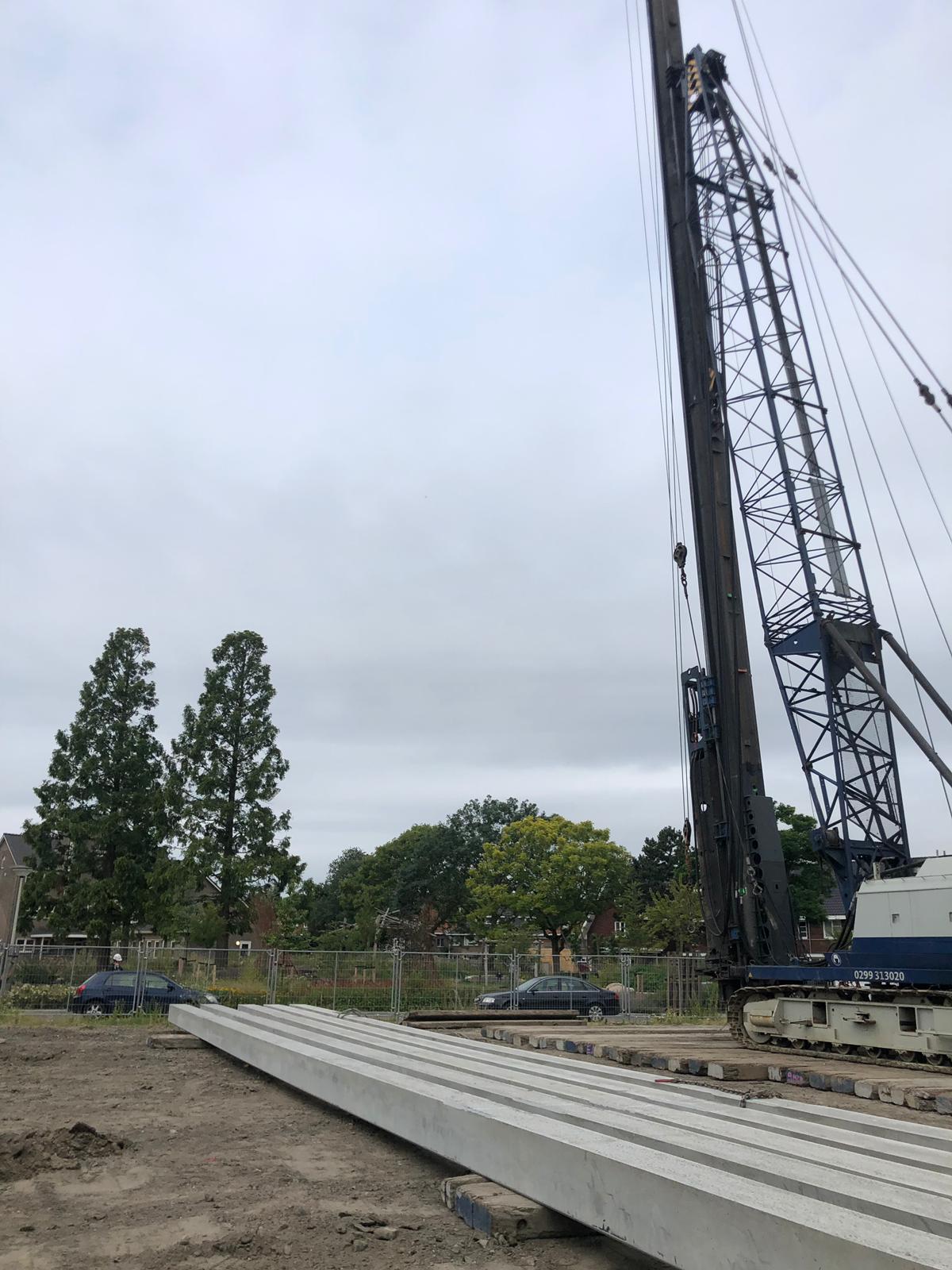 betonnen funderingspalen van 25,5 meter lang