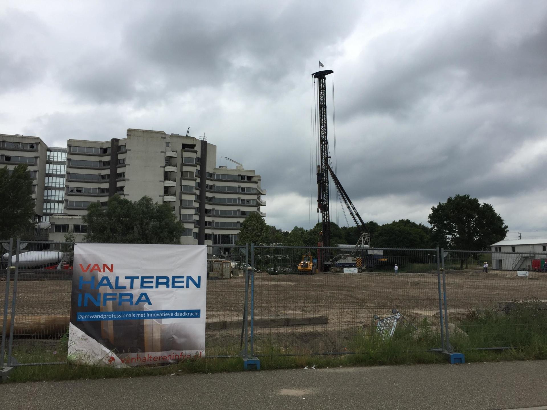 Funderingsmachine voor aanbrengen palen Community Campus Amsterdam