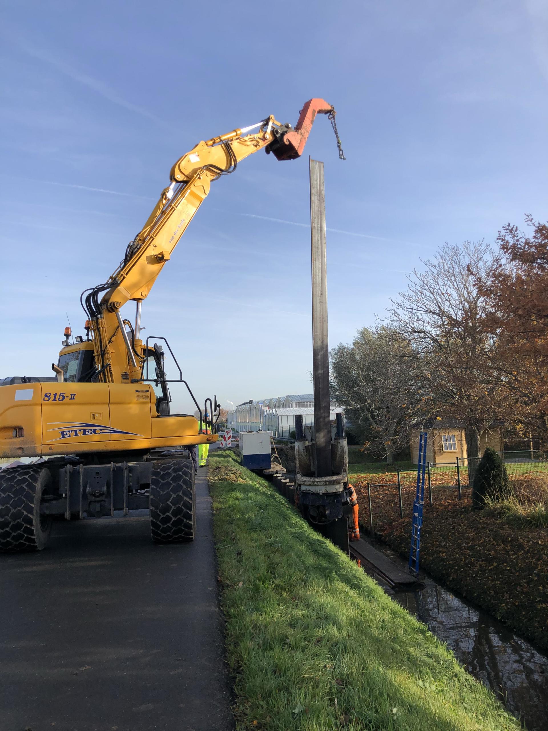 Hulpkraan bij aanbrengen damwand